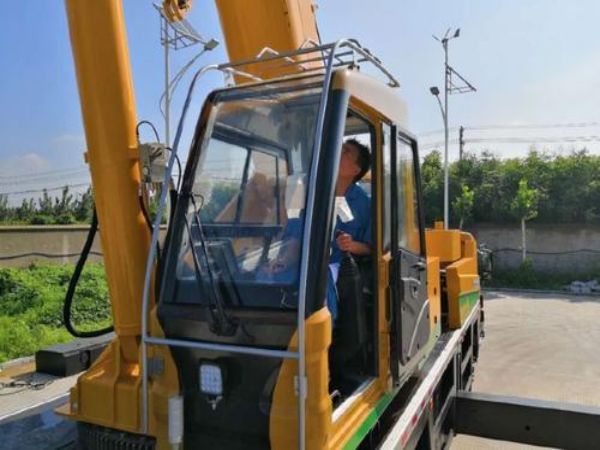 镇海区吊车租赁_吊车的轮胎怎样检查和更换方法